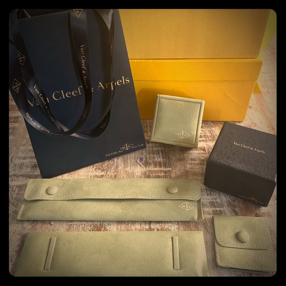New Van Cleef and Arpels Flagship bag and box set